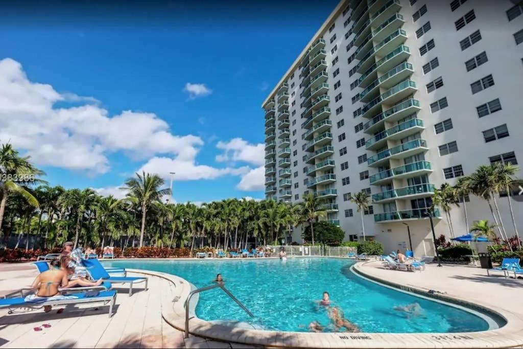 Beautiful Apartment Steps Away From The Beach Маями Бийч Екстериор снимка