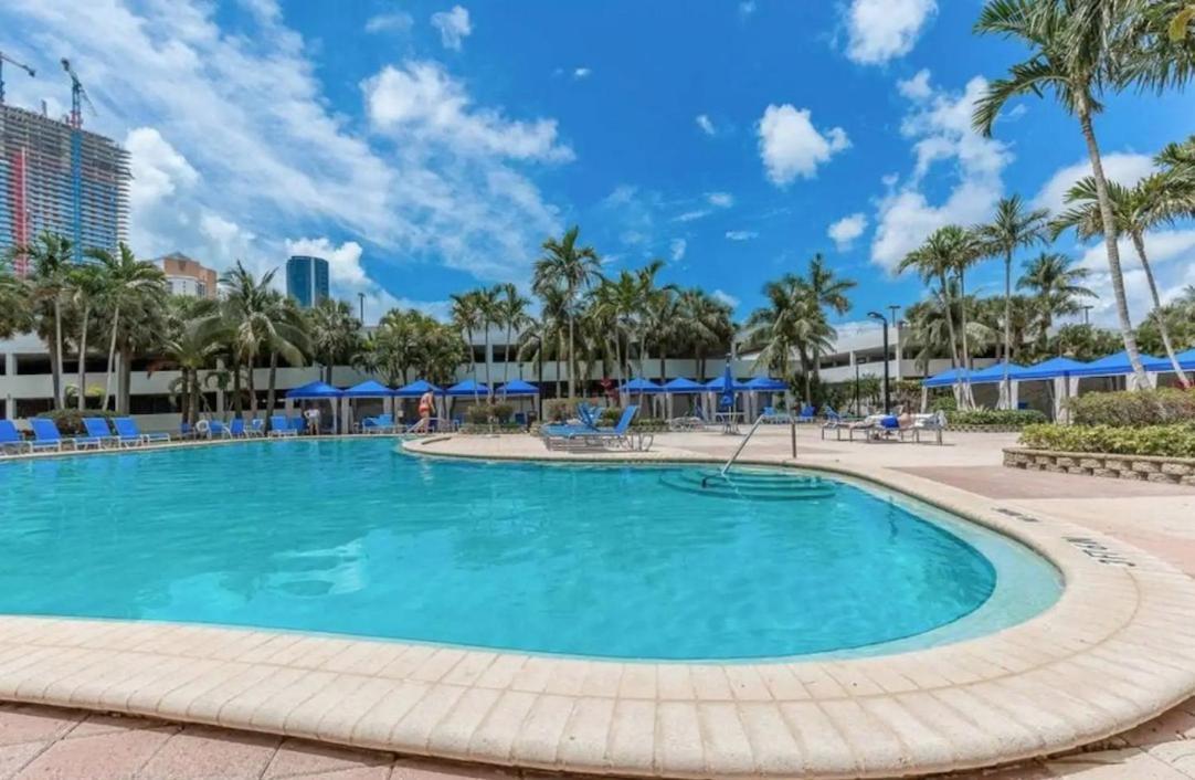 Beautiful Apartment Steps Away From The Beach Маями Бийч Екстериор снимка
