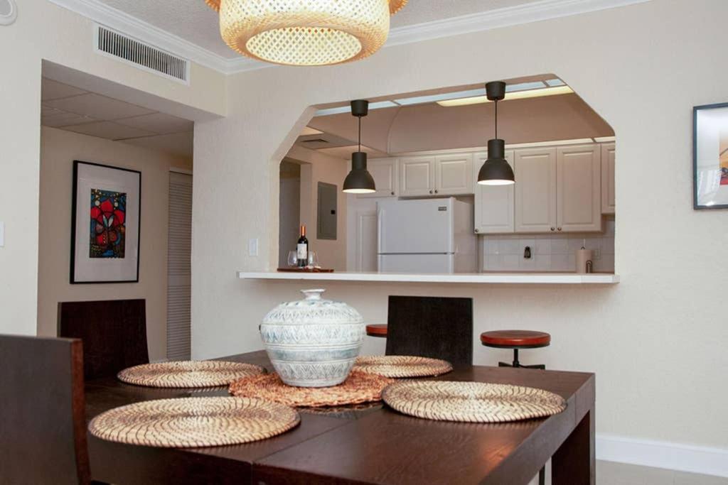 Beautiful Apartment Steps Away From The Beach Маями Бийч Екстериор снимка