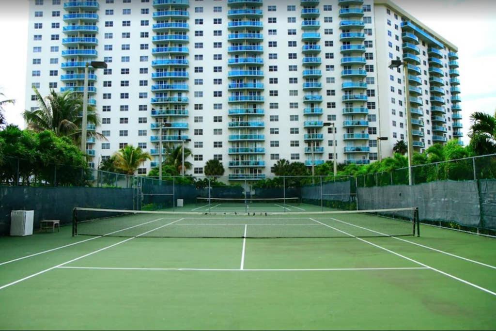 Beautiful Apartment Steps Away From The Beach Маями Бийч Екстериор снимка